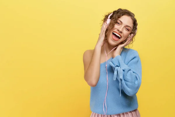 Modelo con estilo escuchando música con auriculares . — Foto de Stock