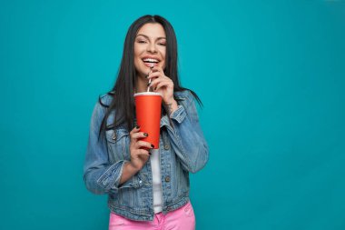 Mutlu esmer köpüklü su içme ve poz