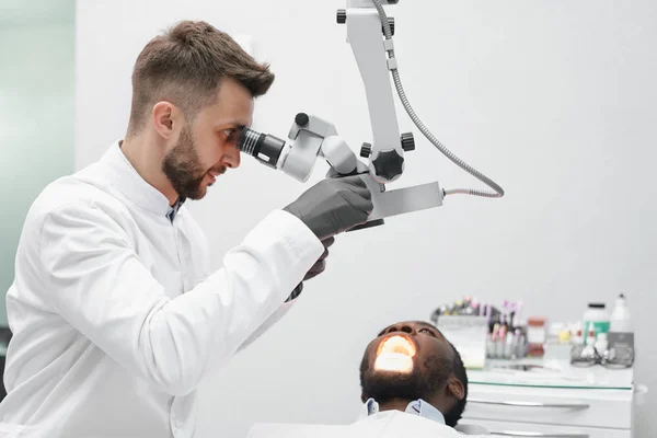 Klinikte çalışan profesyonel diş hekiminin yanından görünüm — Stok fotoğraf