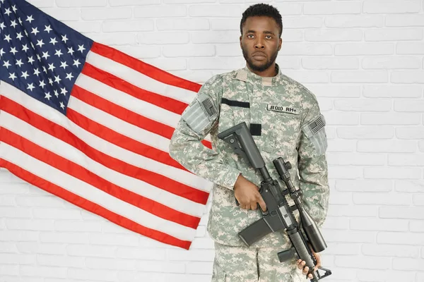 Soldato in uniforme con arma moderna . — Foto Stock