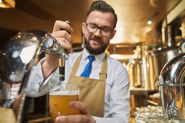 Barman nalewanie piwa lager w zimnym szkle. — Zdjęcie stockowe
