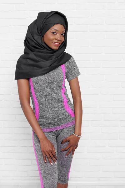 Siyah hijab ve gri spor giyim ince afrika modeli. — Stok fotoğraf