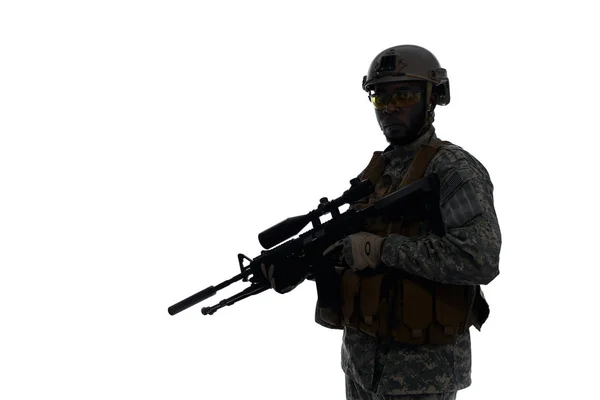 Silhueta de soldado usando armadura do corpo e capacete . — Fotografia de Stock