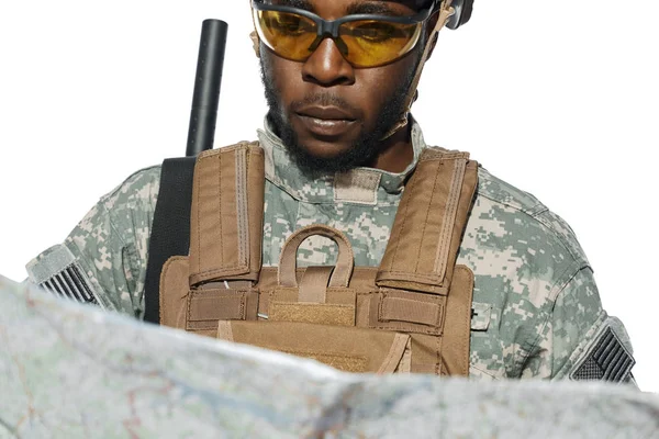 Soldaat draagt Amerikaanse leger uniform op zoek naar kaart. — Stockfoto
