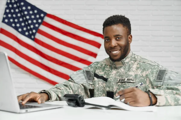 Az amerikai hadseregben íráshoz a dokumentum pozitivitása katona. — Stock Fotó