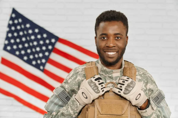 Feliz soldado vistiendo uniforme y armadura del ejército americano . — Foto de Stock