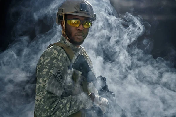 Widok z chmury dymu amerykańskiego żołnierza w okularach. — Zdjęcie stockowe