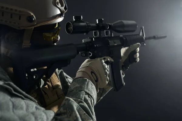 Soldado profissional africano atirando de arma longa moderna . — Fotografia de Stock