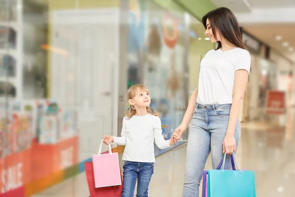 Mãe e filha indo ao shopping e fazendo compras juntas — Fotografia de Stock