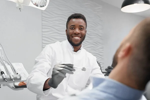 Focus selettivo del dentista maschile nel processo di cura dei denti — Foto Stock