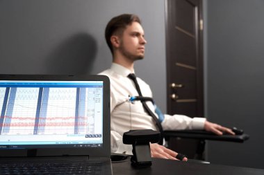 Yalan testinde gösteren darbe diyagramlı bilgisayar