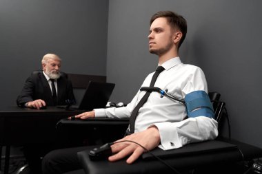 Testte doğruyu söyleyen parmaklarında göstergeleri olan dürüst adam