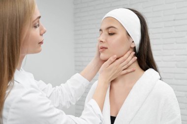 Klinikte müşteri yüzüne bakan profesyonel doktor