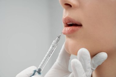 Güzellik salonunda dolgun dudaklar sürecinin yakın çekim