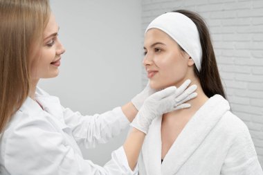 Mutlu kadın müşteri salonda güzellik ziyaret