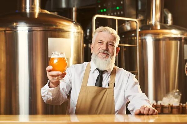 Csapos a bárban conter gazdaság sör üveg hab. — Stock Fotó