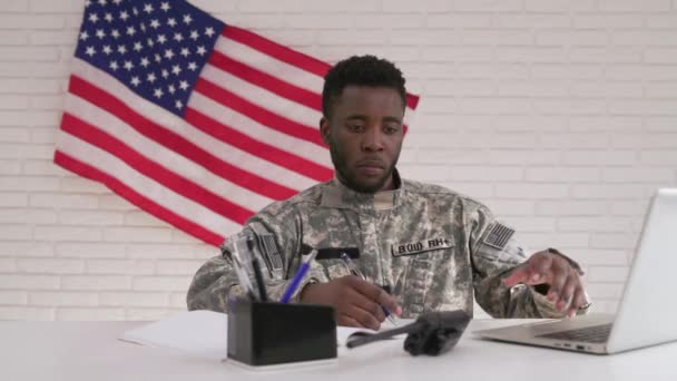 Американський солдат, що працюють з ноутбуком в штаб-квартирі будівлі — стокове відео