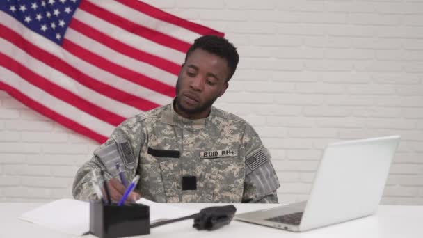 Amerikanischer Soldat arbeitet im Hauptquartier am Laptop — Stockvideo