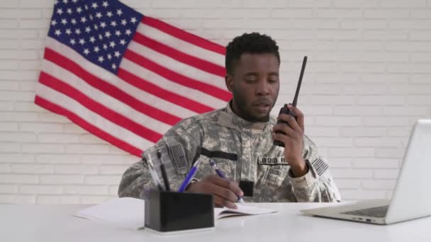Afro-americký voják používající počítačovou a přenosnou rozhlasovou sadu — Stock video
