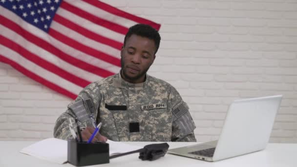 Счастливый афро-американский офицер во время рабочего процесса в офисе — стоковое видео
