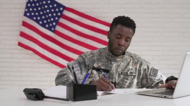 Soldado afroamericano en uniforme trabajando seriamente en el cargo — Vídeo de stock