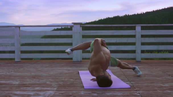 Fitness brunet homem esticando seu corpo após treinamentos duros — Vídeo de Stock