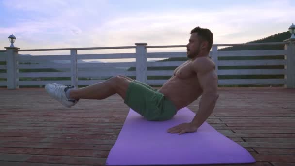 Hombre joven con forma de cuerpo atlético haciendo ejercicio diario — Vídeos de Stock