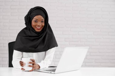 Siyah hijab Afrikalı kadın ofis işçisi poz.