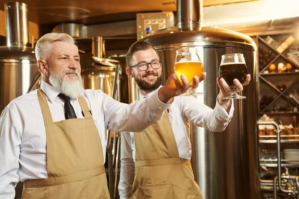 Specialists looking at glasses of beer. — Stock Photo, Image