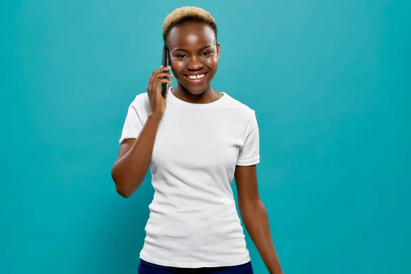 Mutlu Afrikalı kadın kulak telefonu tutarak. — Stok fotoğraf