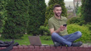 Mutlu sakallı adam cep telefonu ile online mağaza mal satın