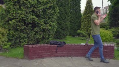 Park cep telefonu kullanarak sorunları çözme öfkeli şık adam