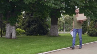 Courier parsel teslim etmek için uygun adres arıyor