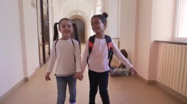 İki küçük arkadaş okulda mola sırasında rahatlatıcı