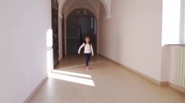 Küçük Afrikalı kız okulda koridorda çalışan