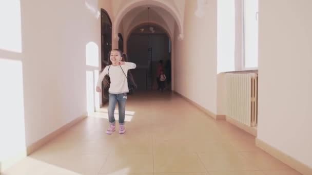 Deux enfants heureux riant et courant dans le couloir — Video