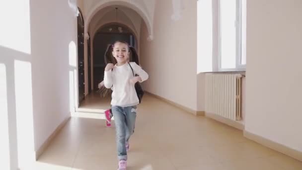 Deux élèves joyeux courent dans le couloir après les cours — Video