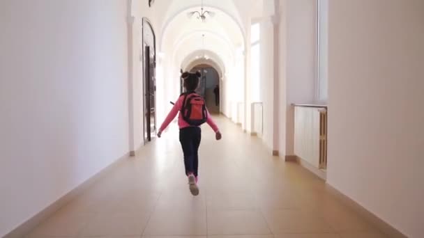 Petit enfant ouvrant la porte de la salle de classe et allant aux cours — Video