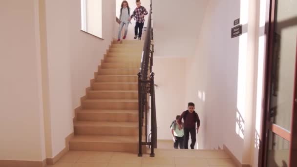 Colegas correndo pelo corredor na escola — Vídeo de Stock