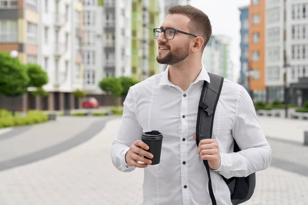 Estudiante positivo de pie con mochila y taza de café . — Foto de Stock
