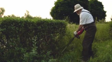 Man bahçe ve parkta profesyonel ekipman kullanma