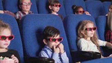 Mutlu çocuklar modern sinemada komik 3d çizgi film izlerken