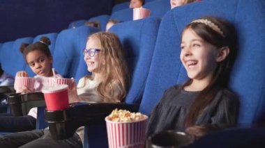 Neşeli çok ırklı çocuklar sinemada 3d film zevk