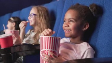 Küçük kız başka bir çocuk ile komik karikatür izlerken