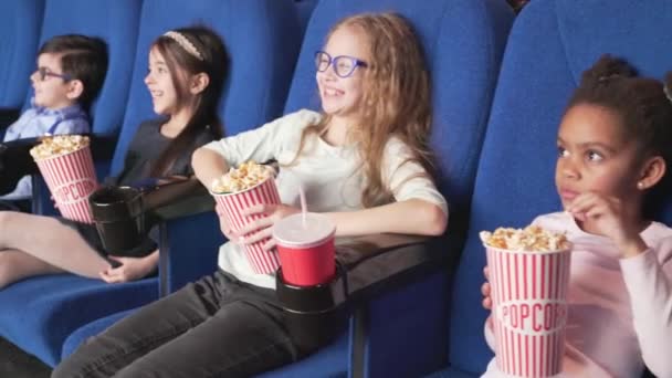Niños sonrientes viendo dibujos animados divertidos en el teatro moderno — Vídeos de Stock