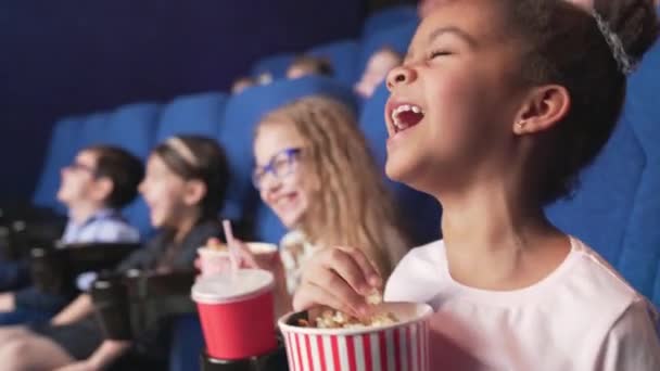 Zijaanzicht van gelukkige kinderen genietend van grappige momenten van komedie — Stockvideo