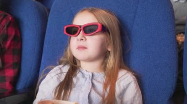 3d gözlük Pretty küçük kız tiyatroda çizgi film izlerken