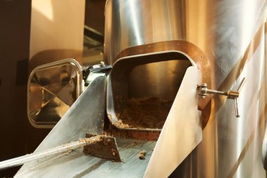 Bira fabrikasında duran modern ekipmanların yanından görünüm