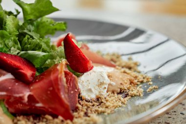 Peynir, yeşil ve çilek ile lezzetli jamon Closeup