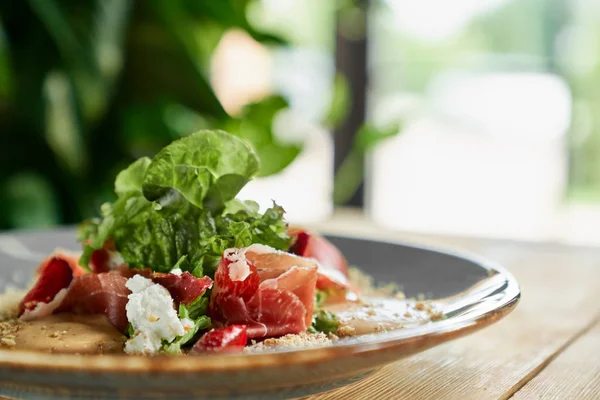 Vista lateral del plato con deliciosa ensalada en la mesa — Foto de Stock